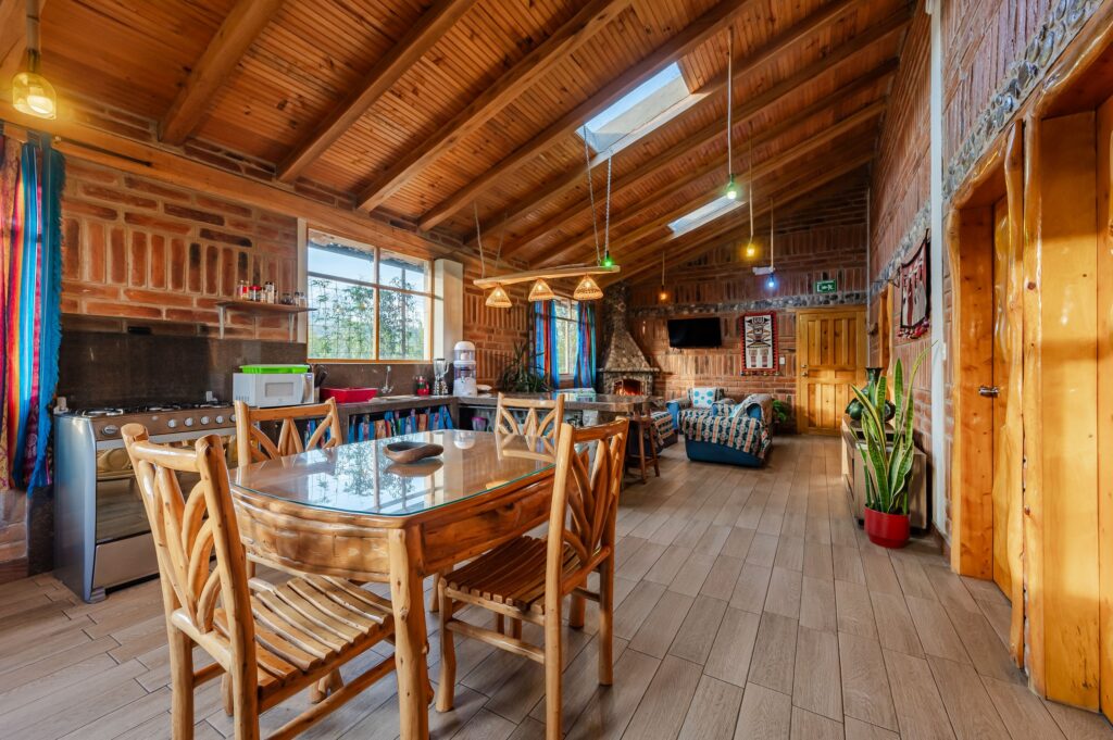 Sala con chimenea del Cottage Familiar de Watzara Wasi en Cotacachi