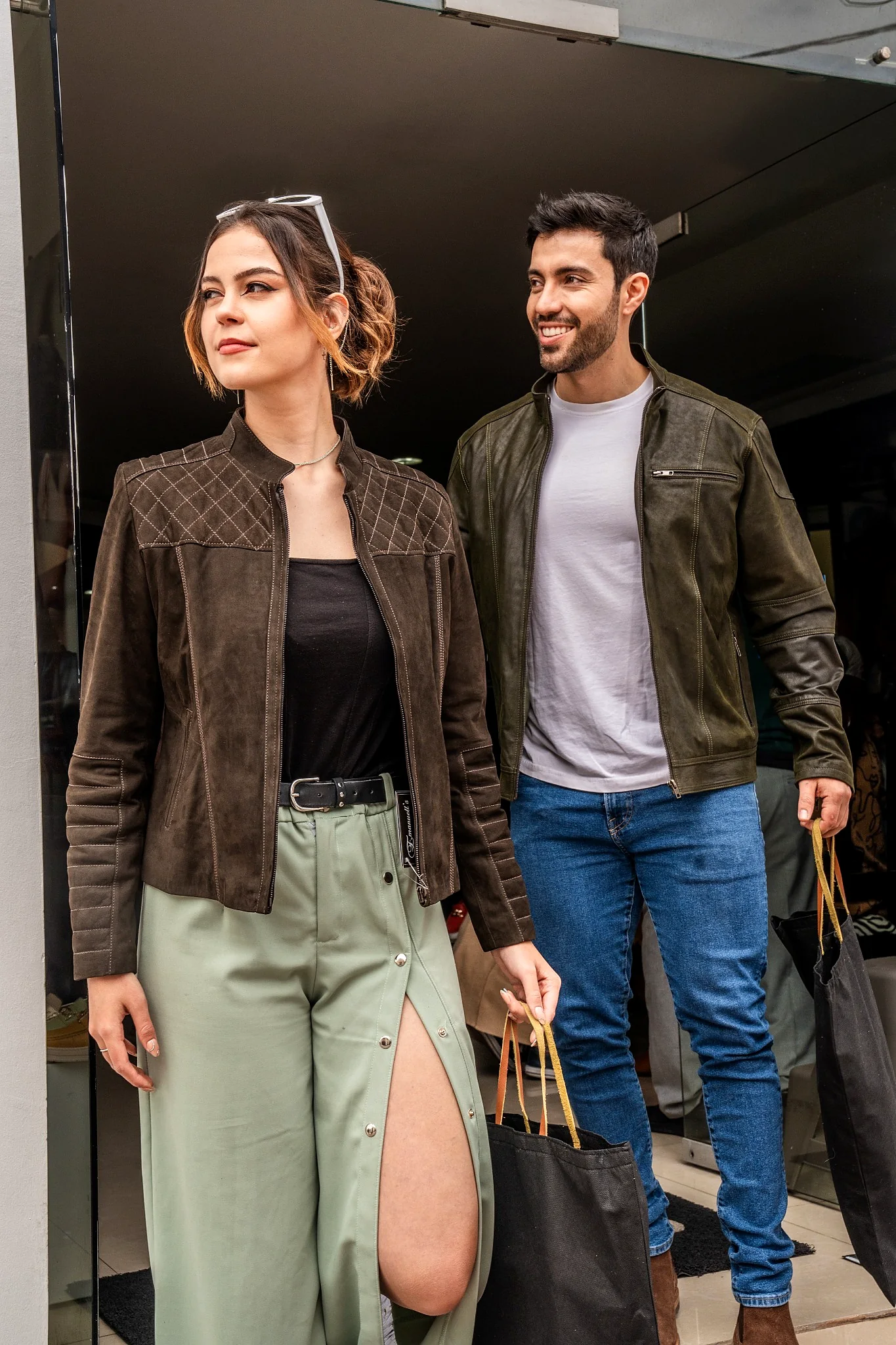 Tiendas de cuero en Cotacachi con chaquetas y prendas de cuero para visitantes